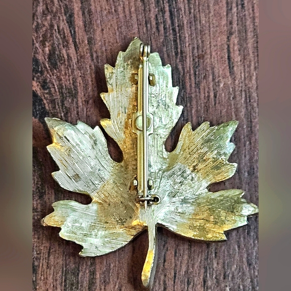 Vintage Gold Tone Maple Leaf Brooch With Rhinestones - Picture 9 of 12